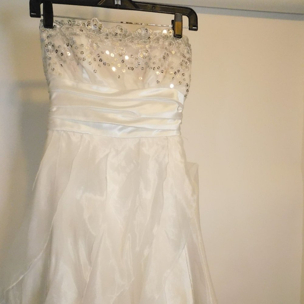Masquerade White Formal Dress 5/6	CL3440	0520